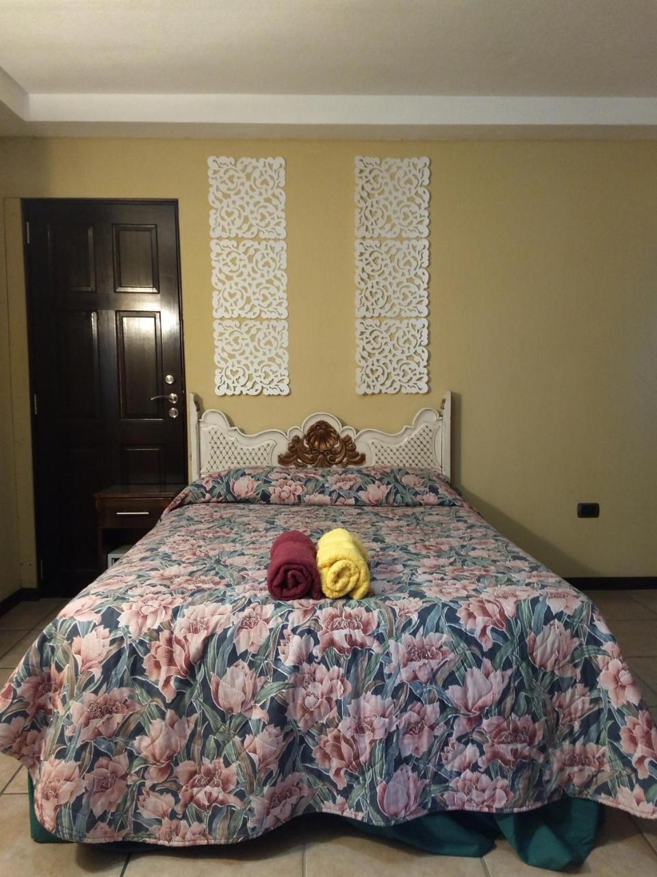 Give House Bed and Breakfast Ciudad Guatemala Eksteriør billede