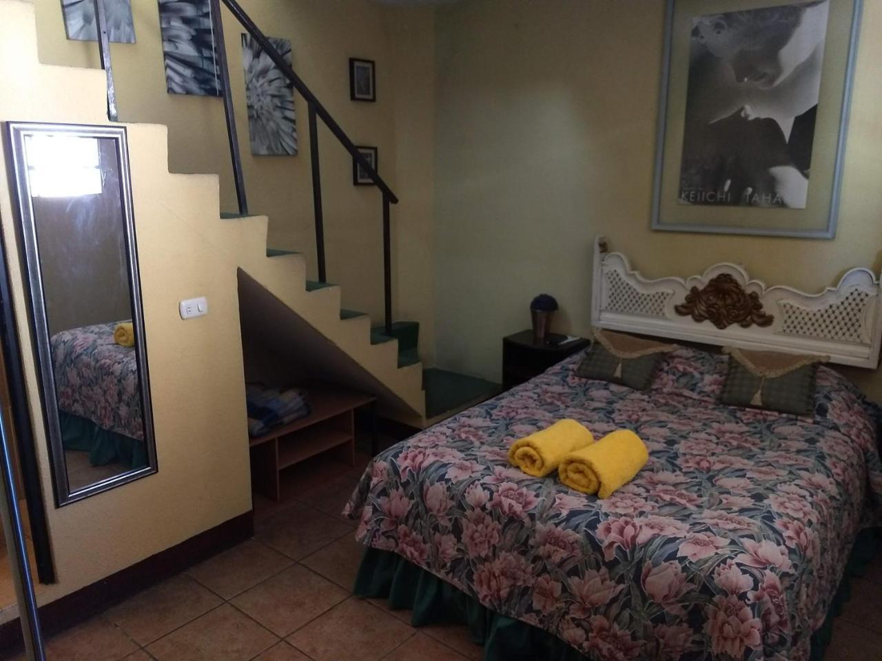 Give House Bed and Breakfast Ciudad Guatemala Eksteriør billede