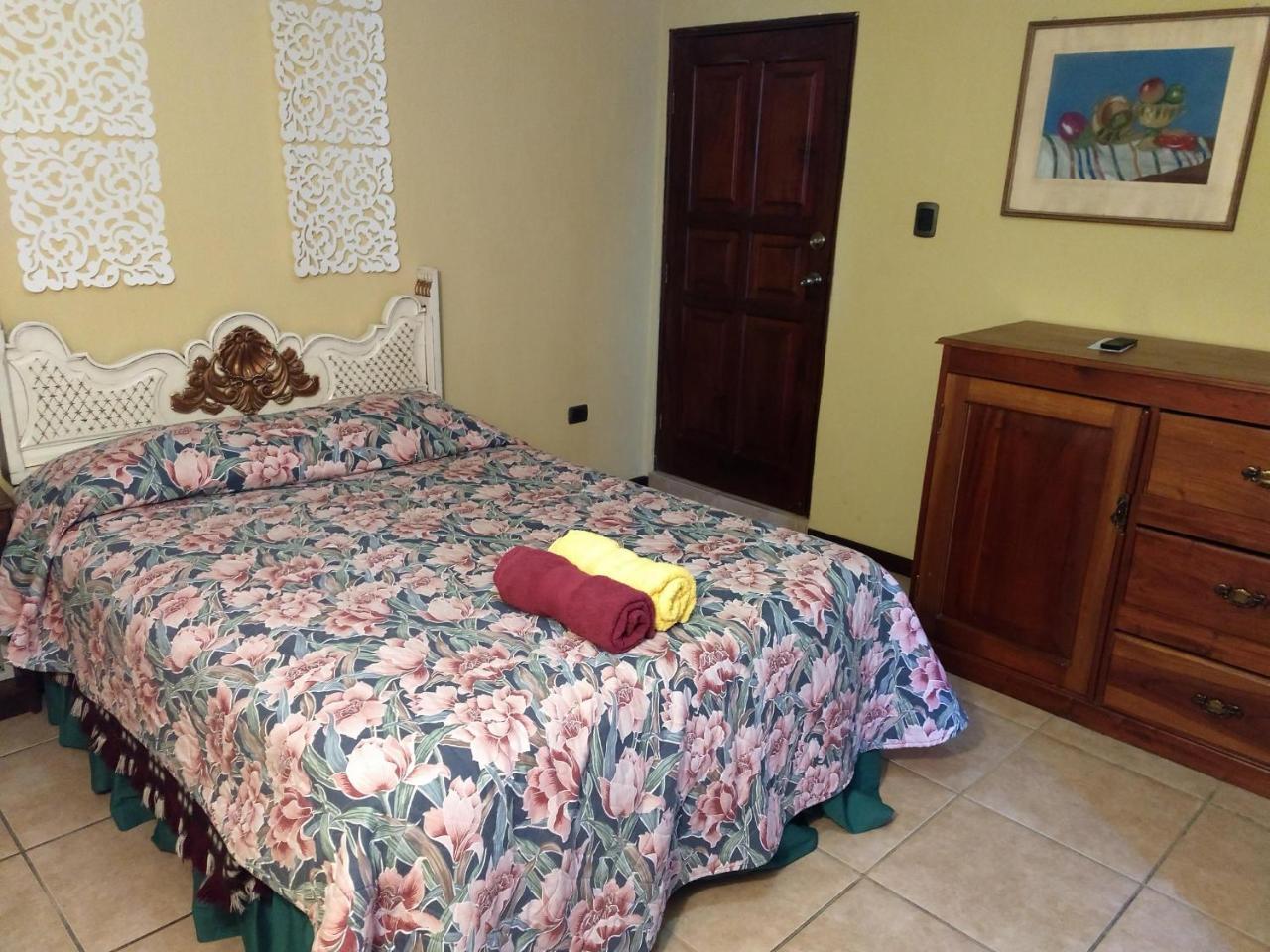 Give House Bed and Breakfast Ciudad Guatemala Eksteriør billede